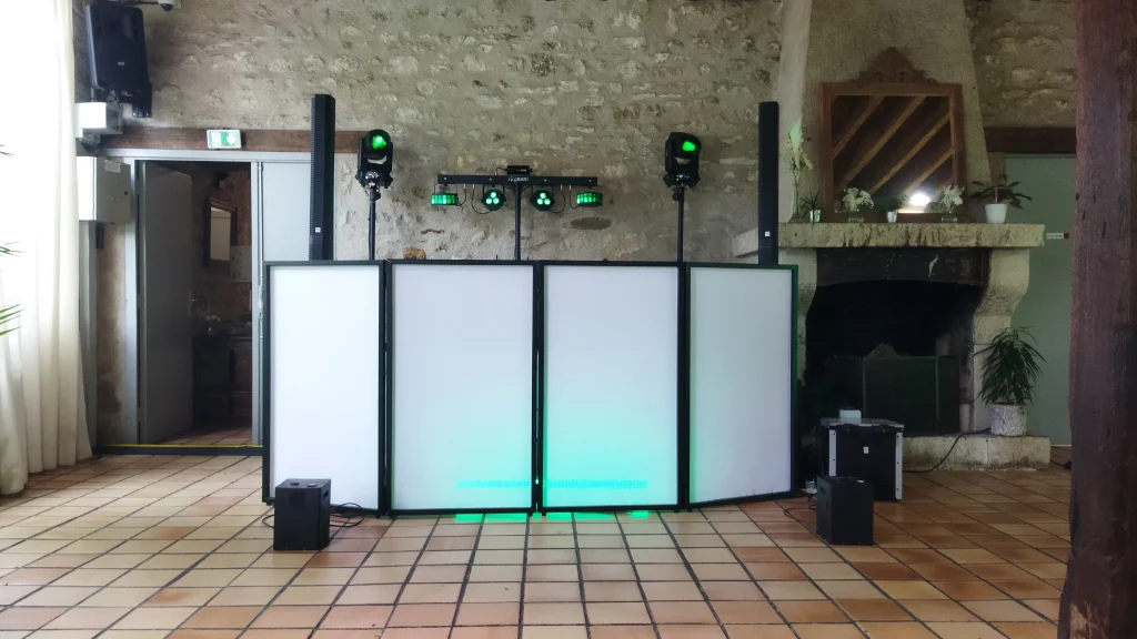 DJ booth de mariage avec deux lyres et une giga barre LED pour une soirée festive