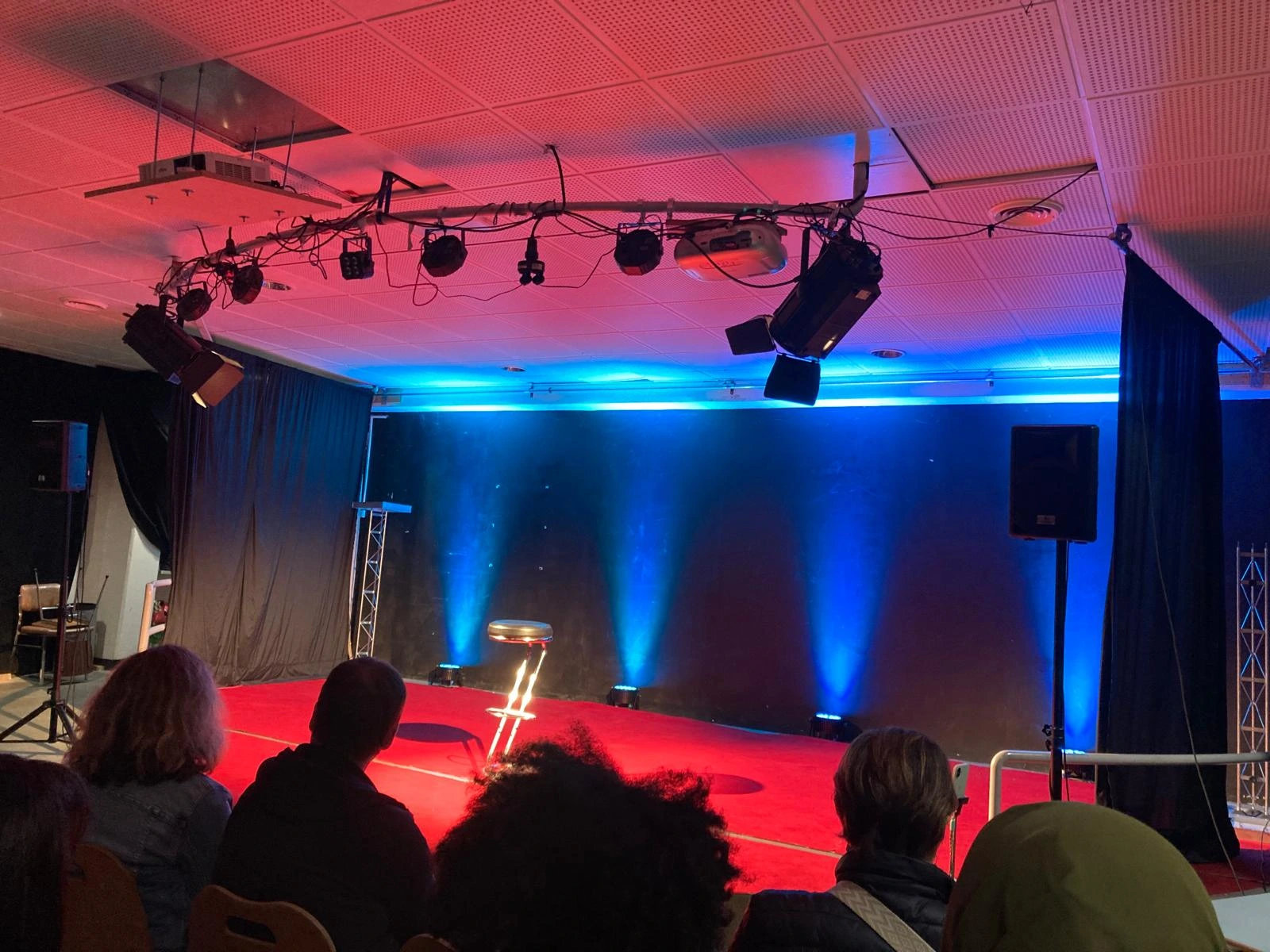 Éclairage de spectacle : Un One Woman Show lumineux à Rambouillet