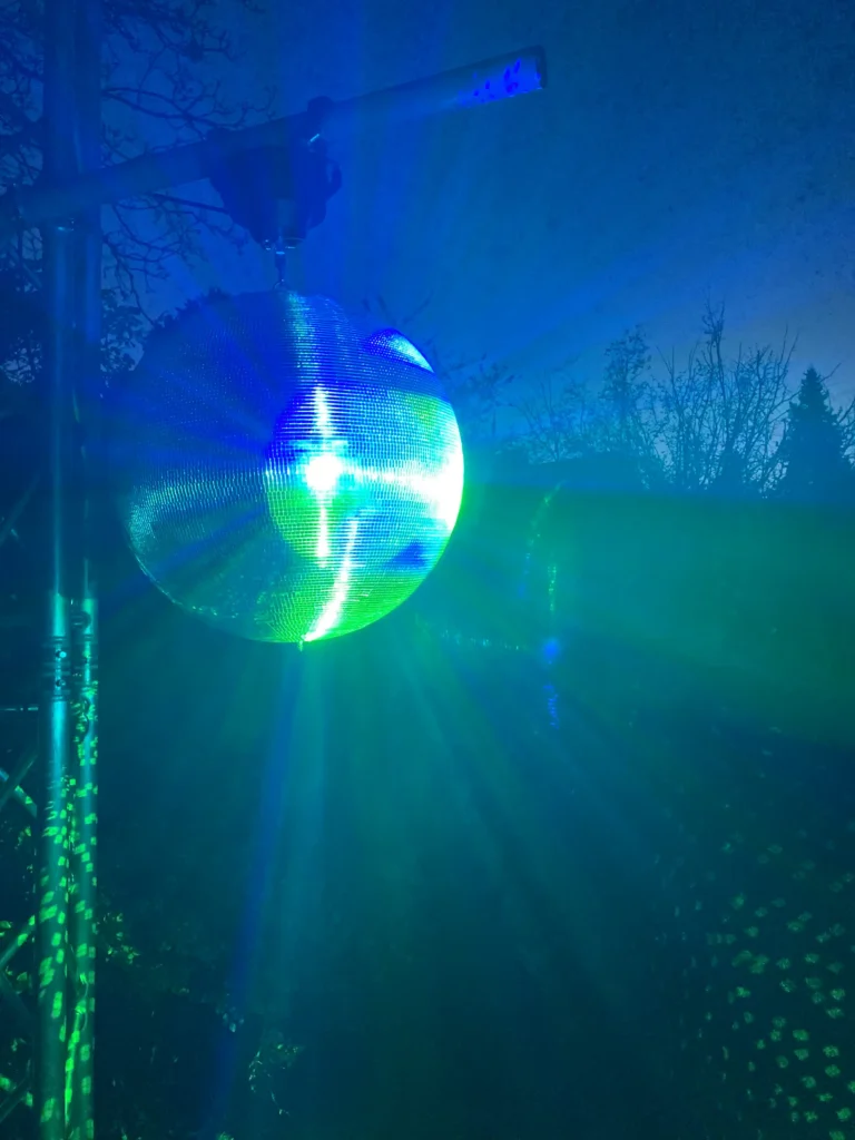 boule à facettes proposée à la location par Locat'scene asso dans les Yvelines