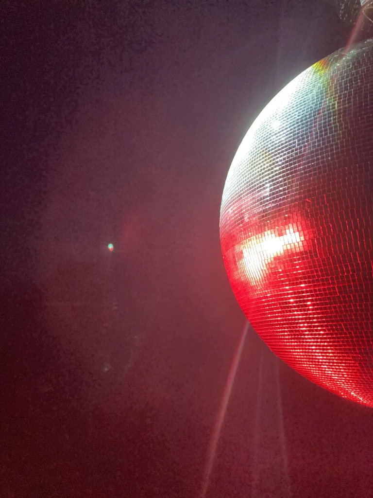 Boule à facettes disponible à la location pour vos soirées disco dans les Yvelines