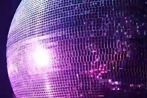 une boule à facettes idéale pour une soirée disco.