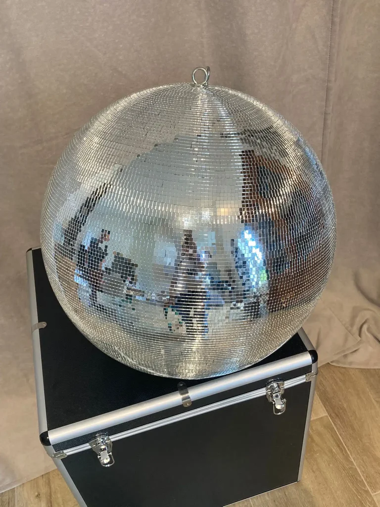 kit soirée disco disponible à la location dans les Yvelines chez Locatscene asso