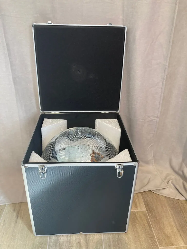Boule à facettes comprise dans le kit soirée disco : disponible à la location pour vos soirée disco dans les Yvelines