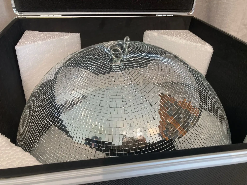 kt soirée disco : Locatscene asso propose la location de boule à facettes dans les Yvelines