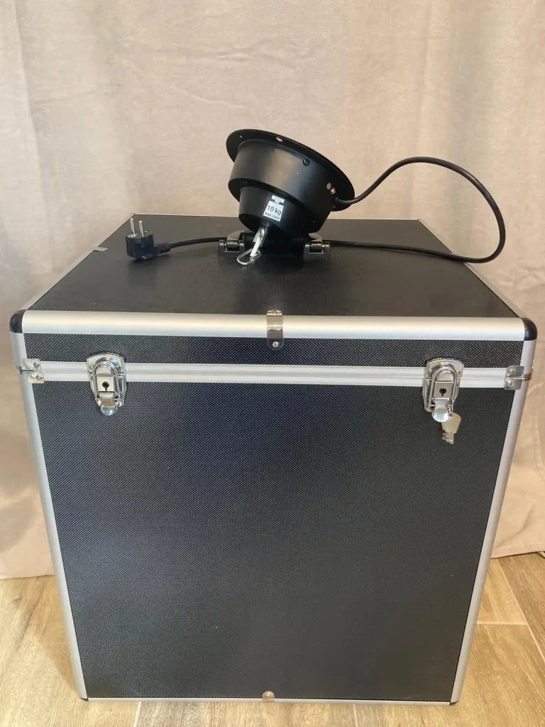 Moteur de boule à facettes et flight case de transport compris dans la location du kit soirée disco