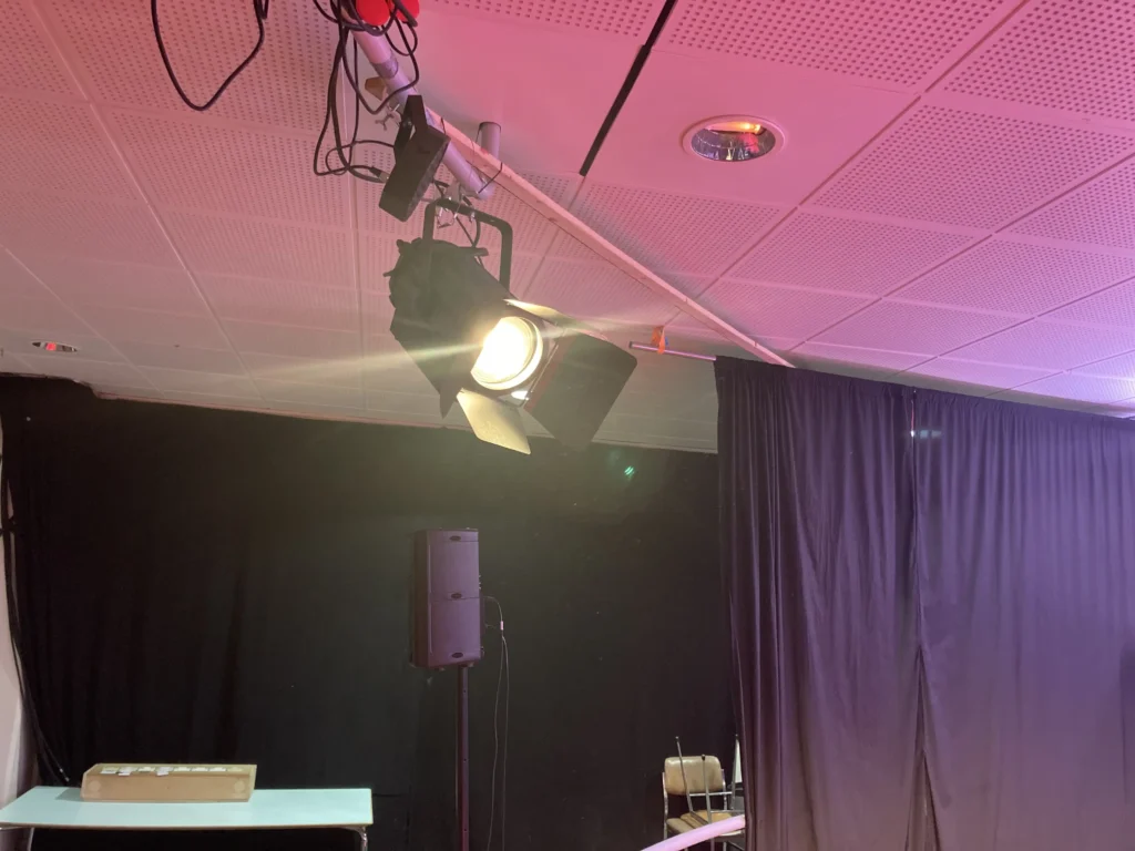 Projecteur Fresnel pour les pièces de théâtre dans les Yvelines. Locat'scene vous accompagne pour choisir le bon matériel événementiel
